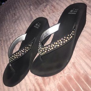 Sandals with Wedge. Black & Rhinestones.